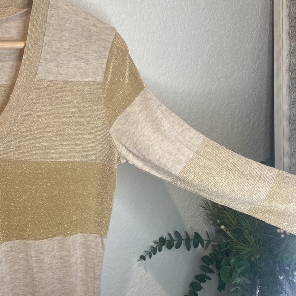 𝅺UNITED Colors of Benetton Gold Tissue Tee - Picture 6 of 10